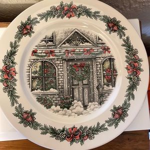 🎅🎄CHRISTMAS PLATTER ROYAL STAFFORD. Microwave dishwasher safe. From Burslem.